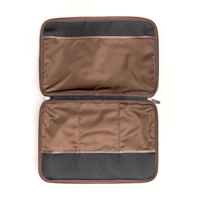 Akela-di-Felisi-borsa-clutch-uomo-realizzata-in-nylon-tecnico-camouflage-con-finiture-in-pelle-di-vacchetta-moro-e-foderata-in-rete-imbottita-di-colore-nero