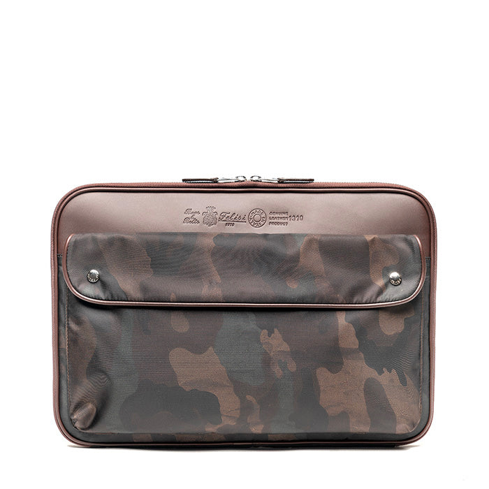 Akela-di-Felisi-borsa-clutch-uomo-realizzata-in-nylon-tecnico-camouflage-con-finiture-in-pelle-di-vacchetta-moro