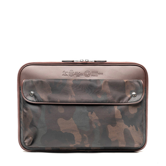 Akela-di-Felisi-borsa-clutch-uomo-realizzata-in-nylon-tecnico-camouflage-con-finiture-in-pelle-di-vacchetta-moro