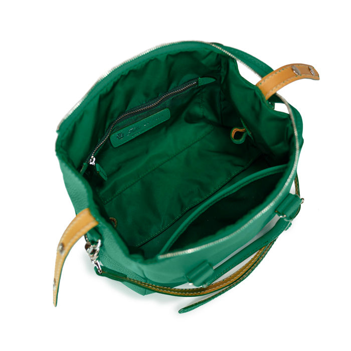 Amy-di-Felisi-borsa-donna-a-mano-e-tracolla-realizzata-in-morbida-pelle-di-vitello-colore-verde-brillante-e-cuciture-in-tinta-con-interno-in-nylon-tecnico