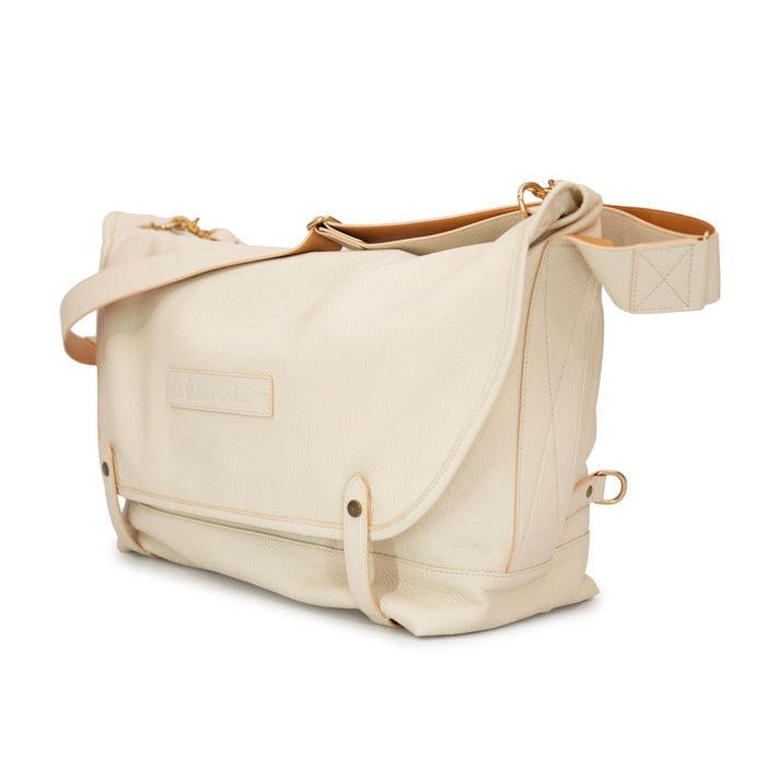 Fucur-borsa-uomo-doppia-tracolla-di-Felisi-realizzata-in-morbida-pelle-di-vitello-colore-gesso-e-tracolla-regolabile