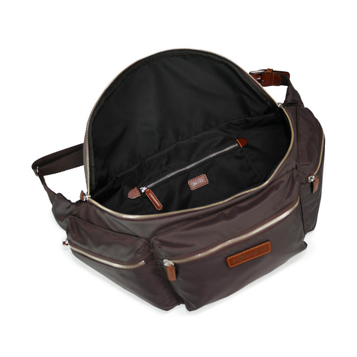 Kitty-di-Felisi-marsupio-maxi-realizzato-in-nylon-ripstop-colore-cacao-e-finiture-in-pelle-di-vacchetta-colore-marrone-medio-e-tracolla-regolabile-con-interno-in-nylon-nero