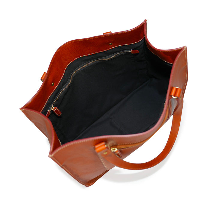 Leon-borsa-donna-di-Felisi-a-mano-e-spalla-realizzata-in-pelle-di-vacchetta-volanata-di-colore-chiaro-con-cuciture-a-contrasto-foderata-in-cotone-nero
