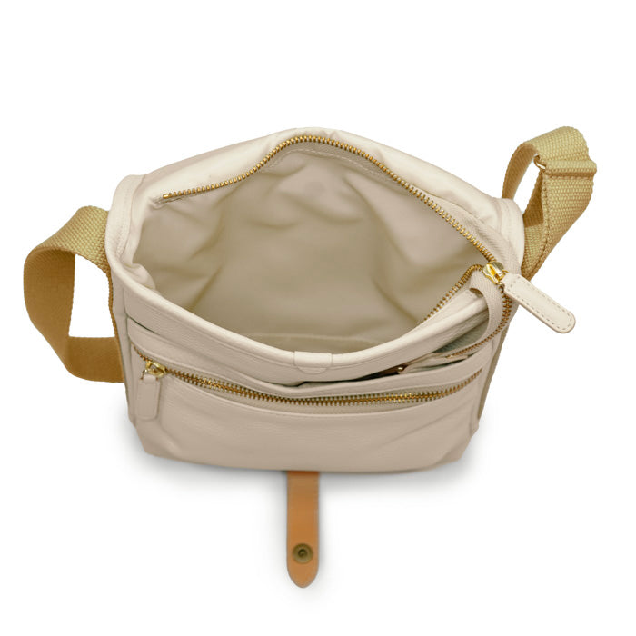 Mork-borsa-a-tracolla-uomo-di-Felisi-realizzata-in-morbida-pelle-di-vitello-colore-gesso-e-tracolla-regolabile-e-interno-in-nylon-tecnico