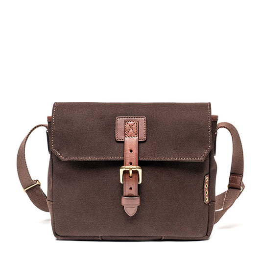 Sue-di-Felisi-borsa-uomo-a-tracolla-realizzata-in-doppio-canvas-di-cotone-e-strato-gommato-ultra-resistente-di-colore-moro-con-finiture-in-pelle-di-toro-moro
