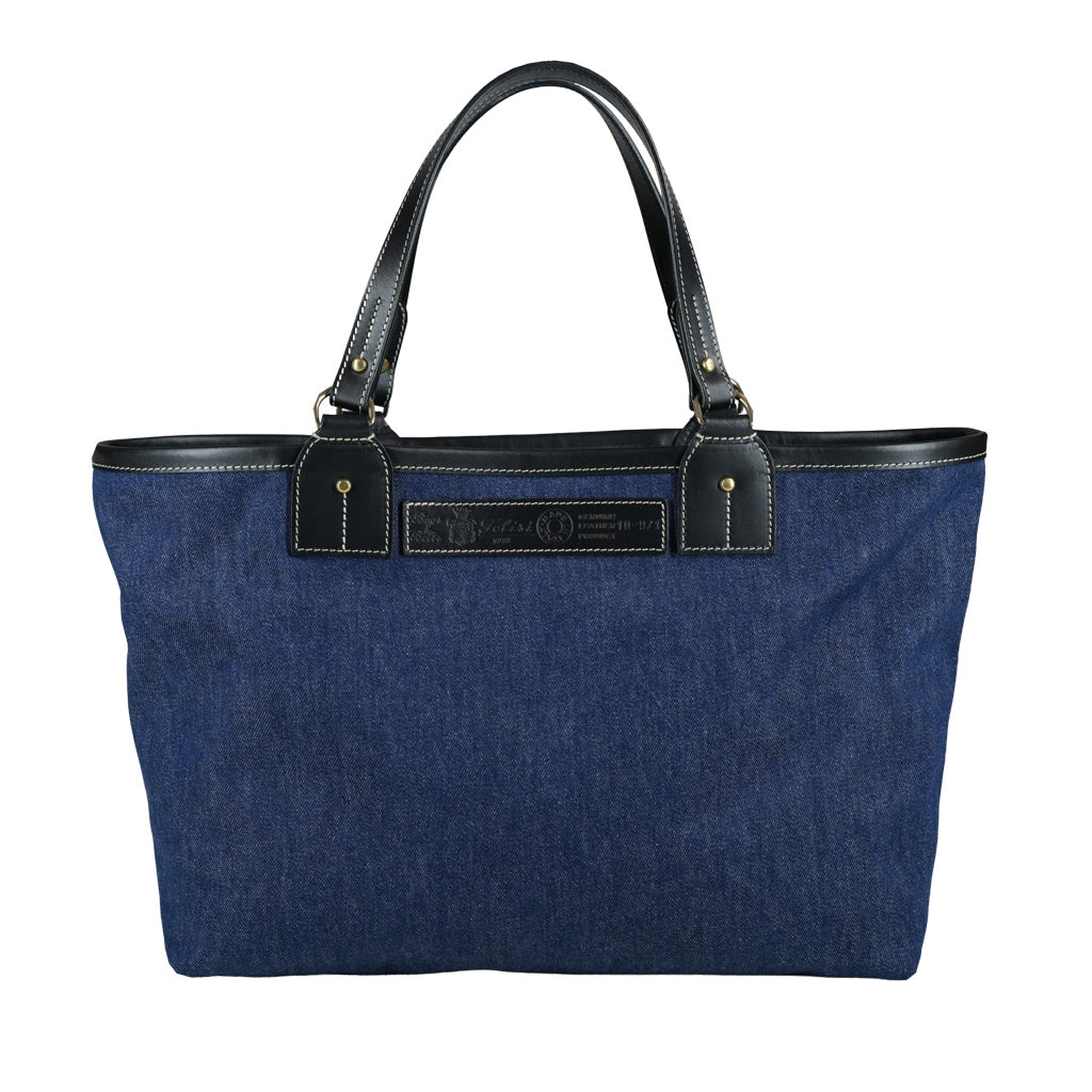 Lennie Felisi in denim blu 