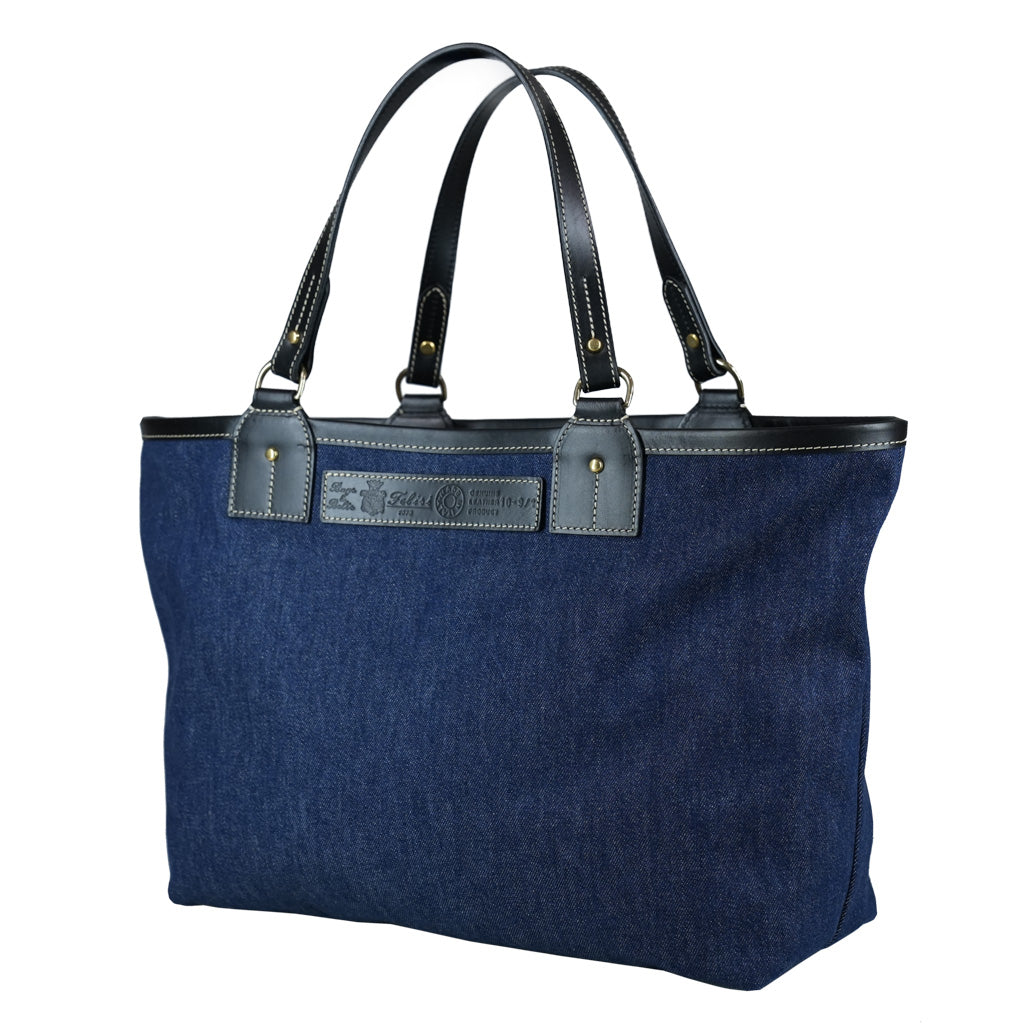 Lennie Felisi in denim blu 