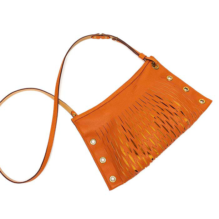 Betsy-Felisi-borsa-da-donna-a-tracolla-in-pelle-di-vitello-arancio-con-fodera-in-nylon-a-contrasto-arancio-con-minuteria-metallica-ottone