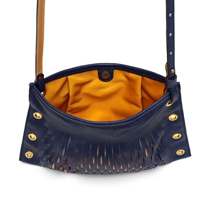 Betsy-Felisi-borsa-da-donna-a-tracolla-in-pelle-di-vitello-blu-cobalto-con-fodera-in-nylon-a-contrasto-arancio-con-minuteria-metallica-ottone