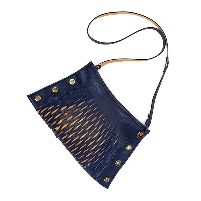 Betsy-Felisi-borsa-da-donna-a-tracolla-in-pelle-di-vitello-blu-cobalto-con-fodera-in-nylon-a-contrasto-arancio