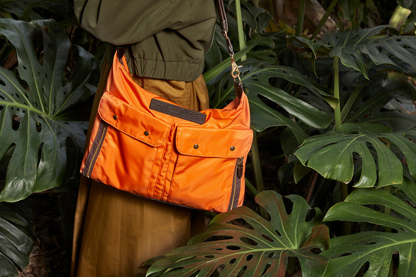 Finnich Felisi borsa a tracolla in nylon tecnico arancio con finiture in pelle di vacchetta marrone scuro (Copia)