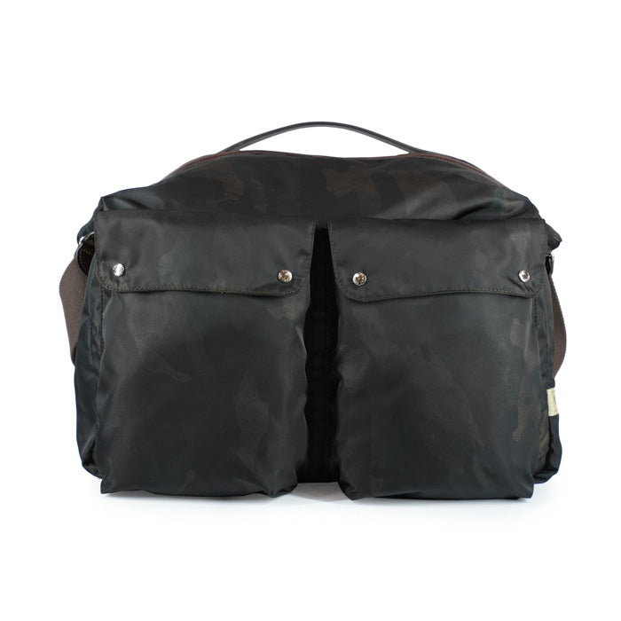 Gerald-Felisi-borsa-a-mano-e-tracolla-da-uomo-in-nylon-tecnico-camouflage-con-finiture-in-pelle-di-spalle-di-toro-colore-marrone-scuro_d0b167f5-8e4d-4971-a2bb-2663c3d77b7b