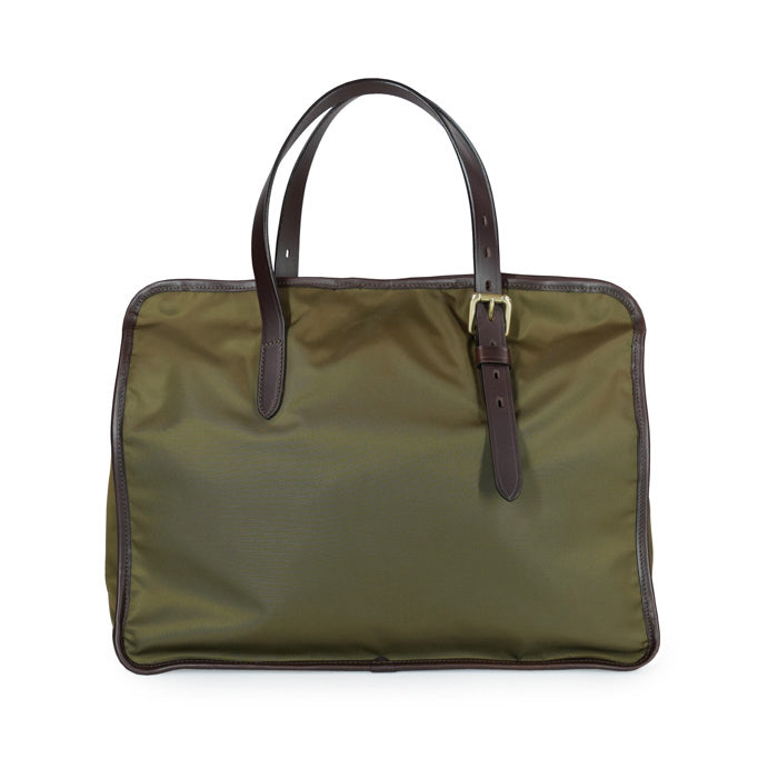 Jafar-di-Felisi-borsa-donna-a-mano-e-spalla-realizzata-in-nylon-tecnico-colore-cacao-con-finiture-in-pelle-di-spalle-di-toro-colore-marrone-scuro-con-interno-in-cotone-nero-con-manici regolabili 